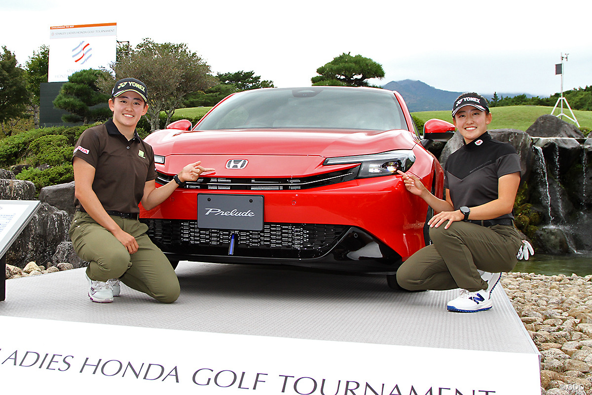 ともにホステス大会で凱旋する岩井明愛（左）と岩井千怜