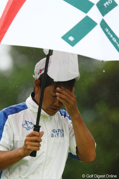 2011年 ダイヤモンドカップゴルフ 最終日 藤田寛之 前半は優勝争いを演じていたのですが、12番のボギーをきっかけにいきなり豹変。「ゴルフが梅雨入り」してしまったそうです。7位タイフィニッシュです。