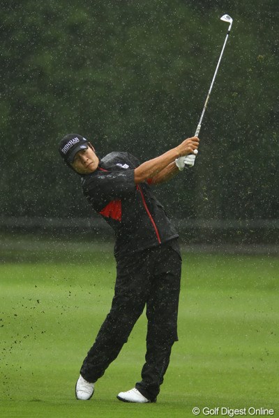 2011年 ダイヤモンドカップゴルフ 最終日 キム・キョンテ  ゴミが写ってる訳じゃないですよ。雨です。土砂降り過ぎて、何を撮ってるのか、ピントが合ってるのかも分からない一日でした。