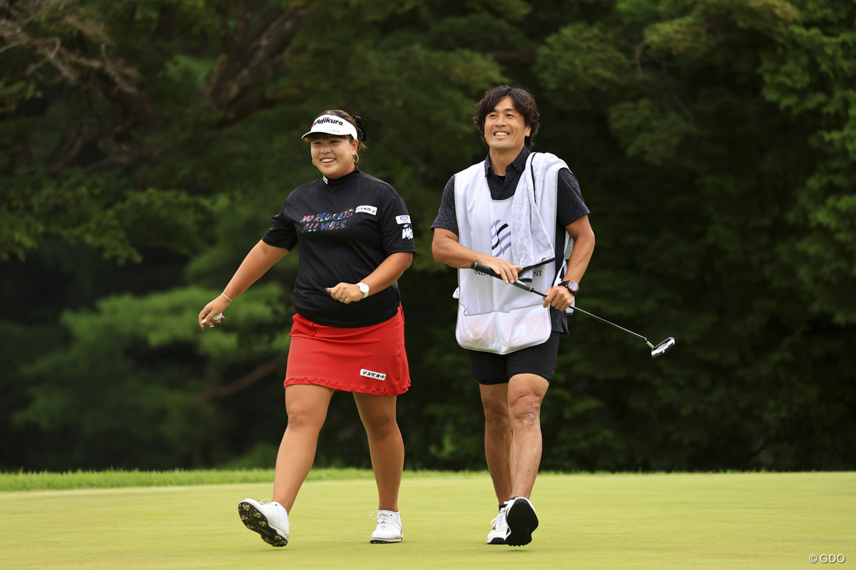 元ラグビー選手、大畑大介さんがキャディをつとめています 2025年 スタンレーレディスホンダゴルフトーナメント 初日 ささきしょうこ