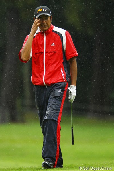 2011年 ダイヤモンドカップゴルフ 最終日 富田雅哉 アプローチが寄らず険しい顔です。初日から良いゴルフが続いていましたが、今日は4オーバーと崩れてしまいました。25位タイフィニッシュ。