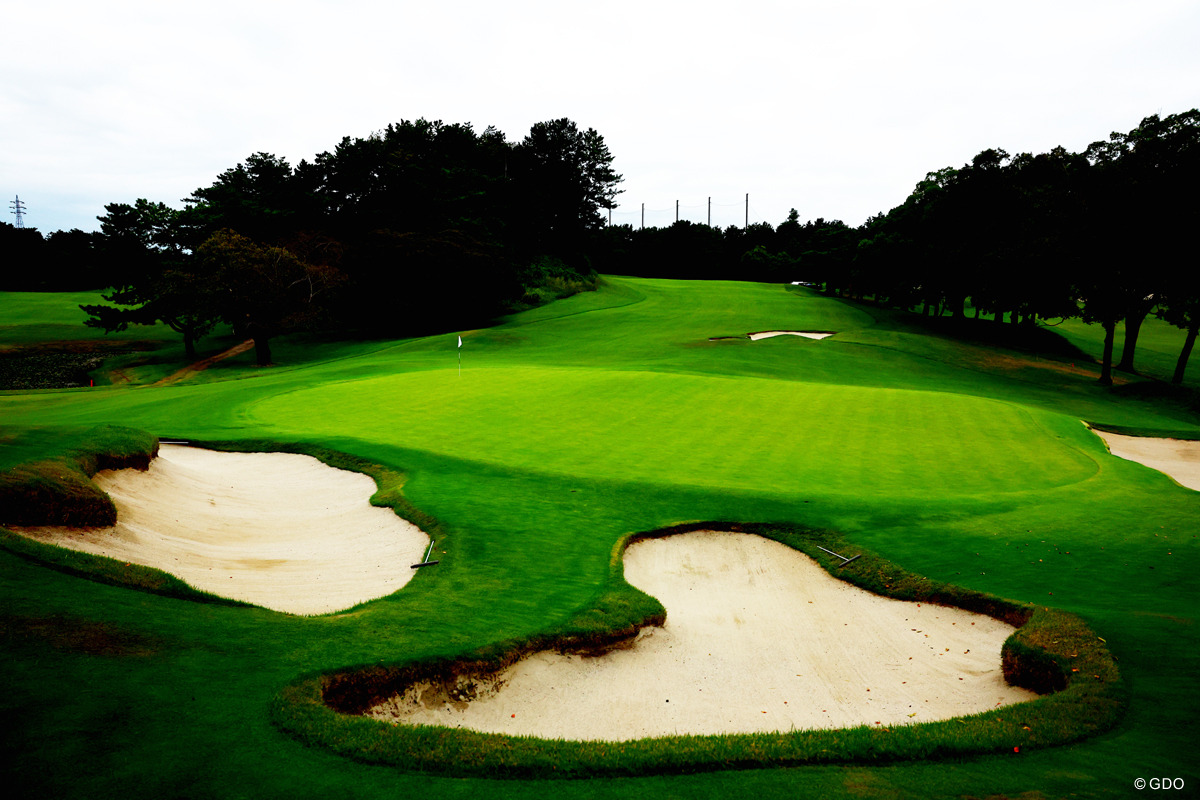 右ドッグレッグホールの14番パー4。フェアウェイが左サイドに向けて下っていて、ティショットの難度が高い