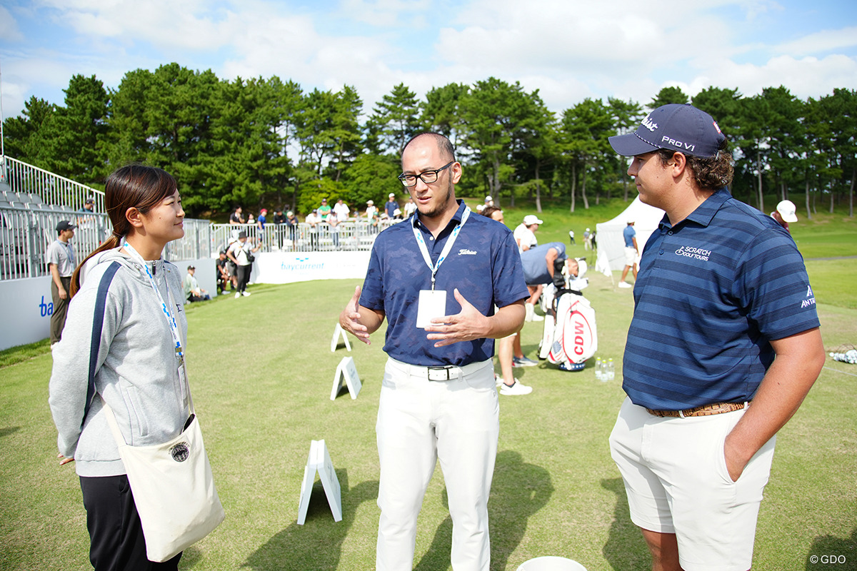 通訳を交えて飛ばしの取材