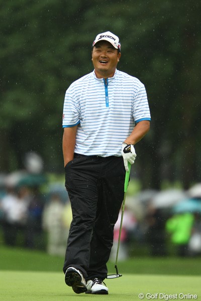 2011年 ダイヤモンドカップゴルフ 最終日 小田孔明 18番バーディパットは決められませんでしたが、ナイスタッチで安堵の笑顔。