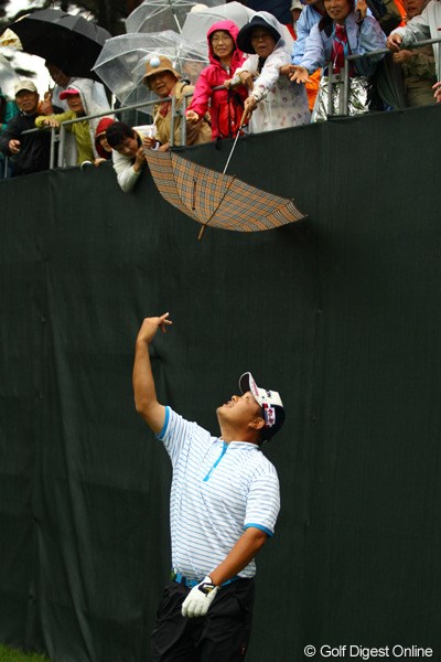 2011年 ダイヤモンドカップゴルフ 最終日 小田孔明 上手くスタンドに入らずもう一度。今度は背面投げです。傘でボールを取ろうとギャラリーの方も必死です。
