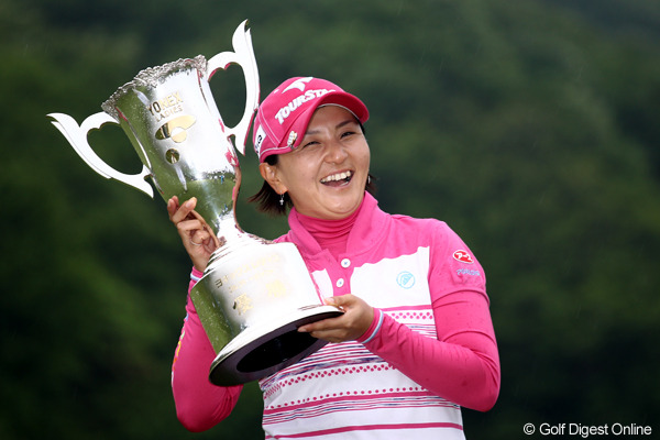 茂木宏美が逆転で通算5勝目！横峯さくらは失速