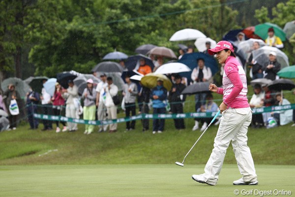 2011年 ヨネックスレディスゴルフトーナメント 最終日 茂木宏美 18番でバーディを決めガッツポーズ、最終組を待つのみ。
