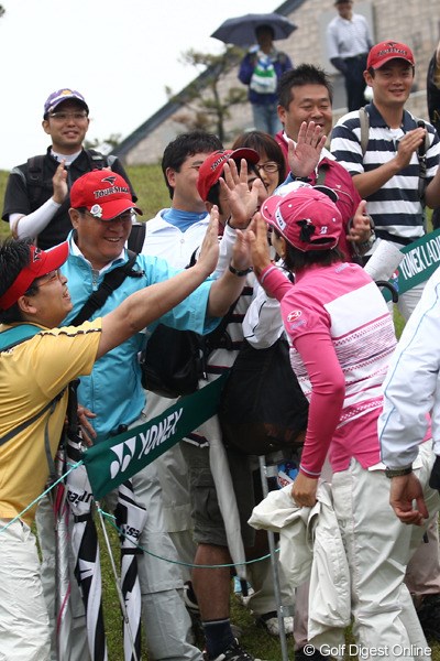 2011年 ヨネックスレディスゴルフトーナメント 最終日 茂木宏美 応援してくれるファンの人達とハイタッチ。