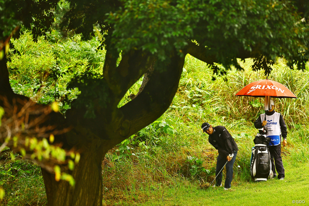 14番は打ち直しの3打目も左に曲げた