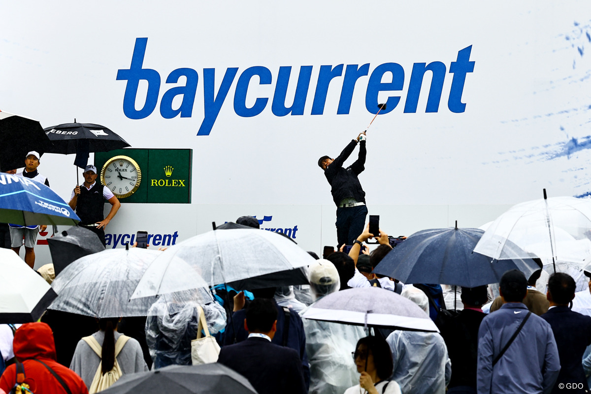 多くのギャラリーが見守る