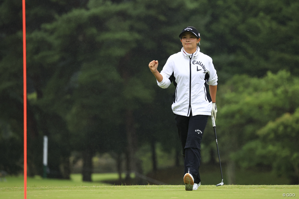 16番ではエッジからパターでねじ込みガッツバーディ