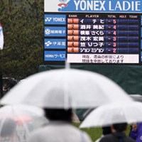 濃霧のため競技中断のお知らせ、11時20分の再開となった。 2011年 ヨネックスレディスゴルフトーナメント 最終日 スコアボード