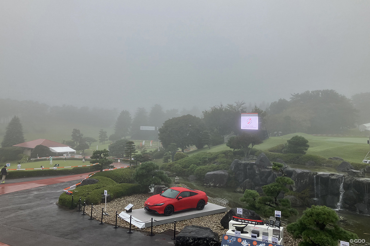 濃霧の影響により最終ラウンド開始の遅延が発表された