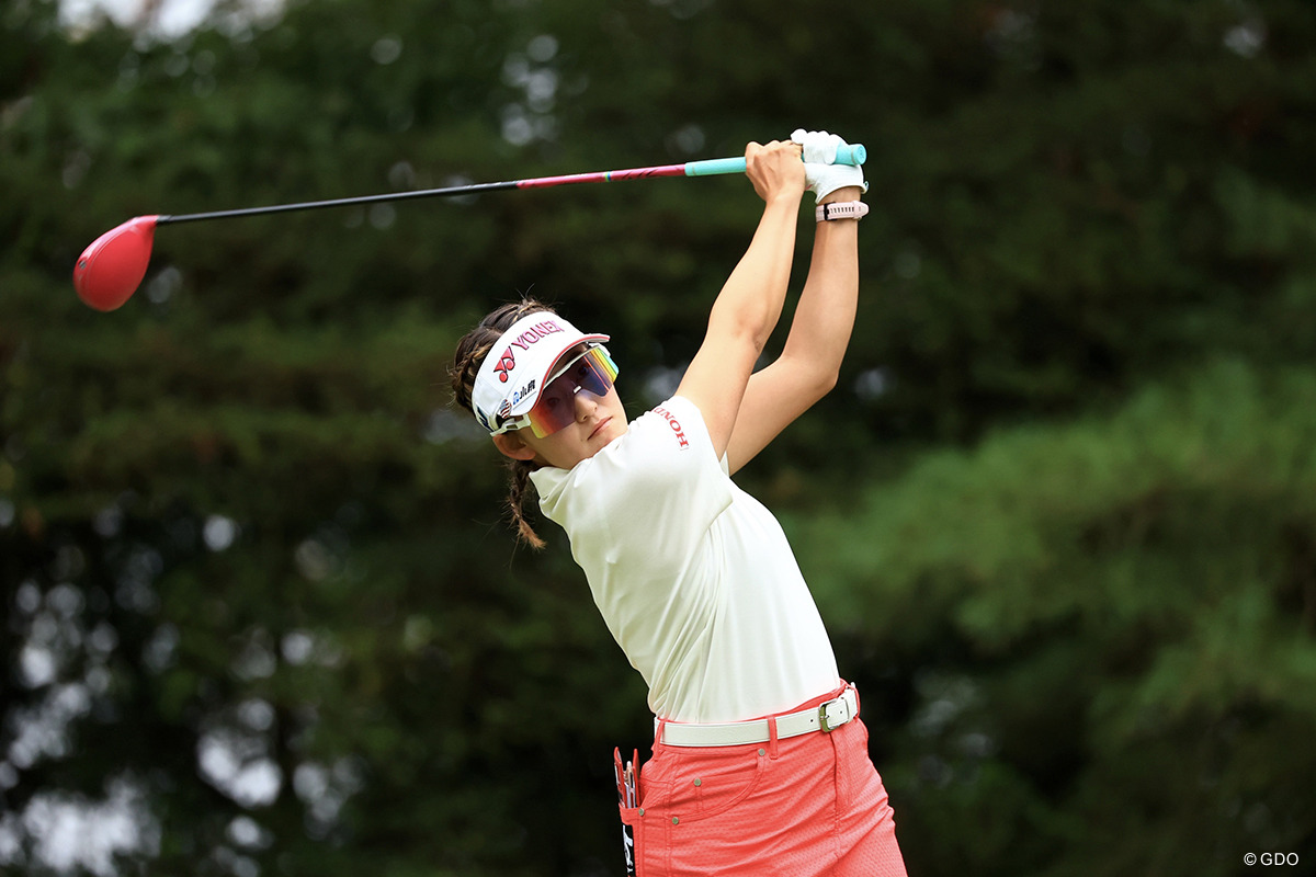 ホステスの岩井千怜2位