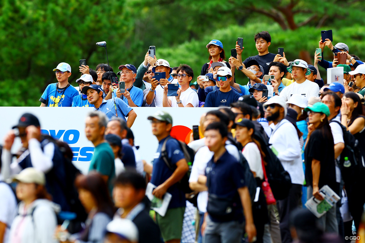 多くのギャラリーが見守った