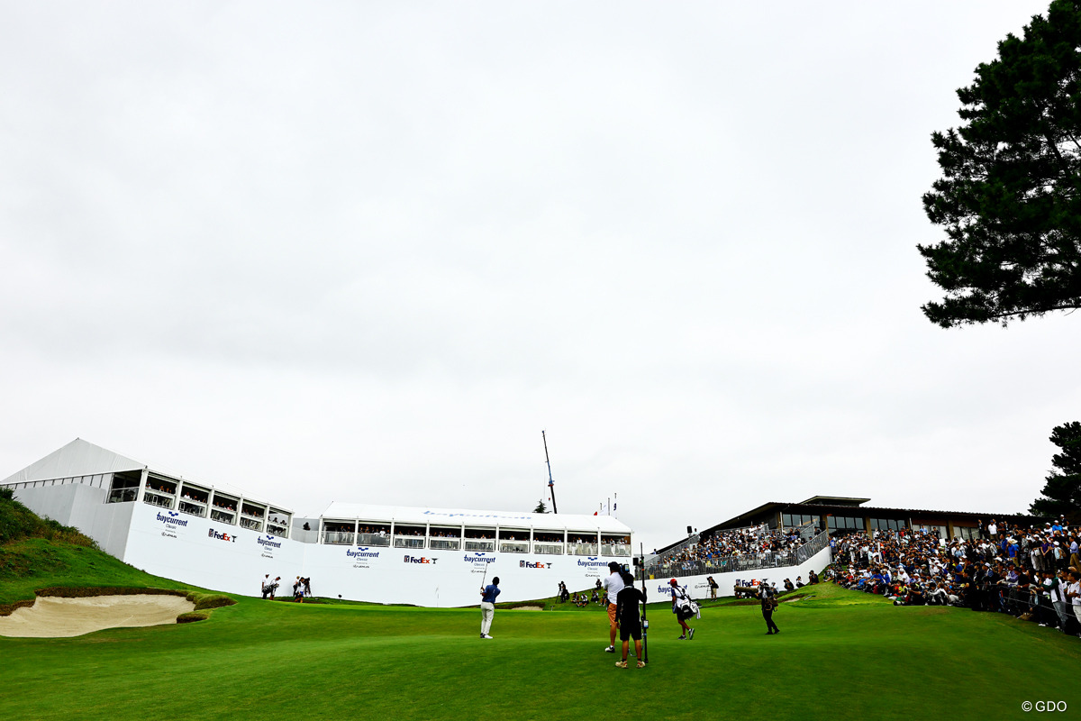 最終18番はホスピタリティテントとグリーンの右サイドからしか観戦できない