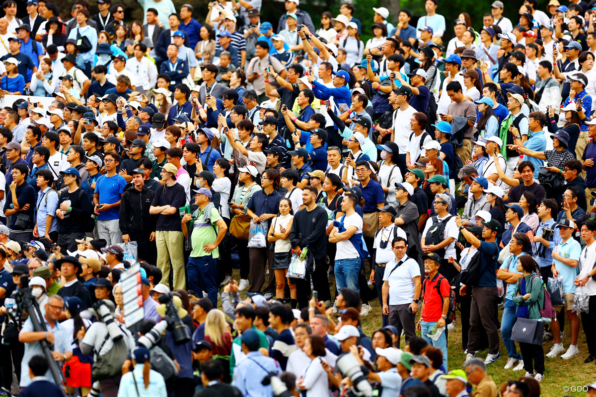 国内ツアーとはやはり違う規模のギャラリーが来場した