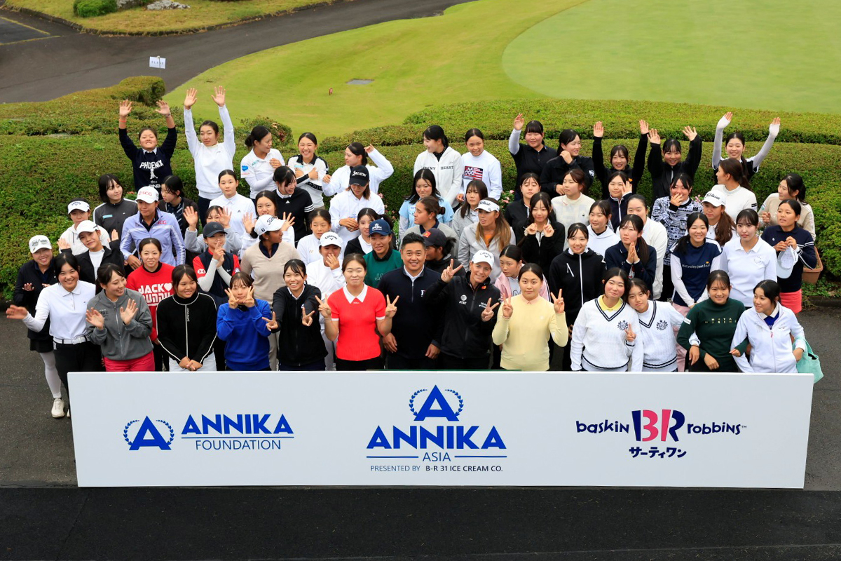 試合に参加するジュニアと集合写真