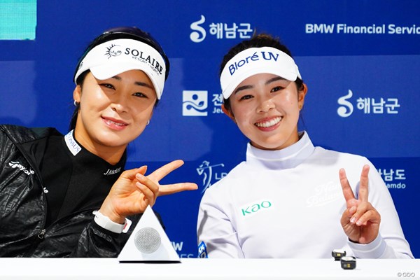 イナ・ユン（左）らと公式会見に出席した山下美夢有