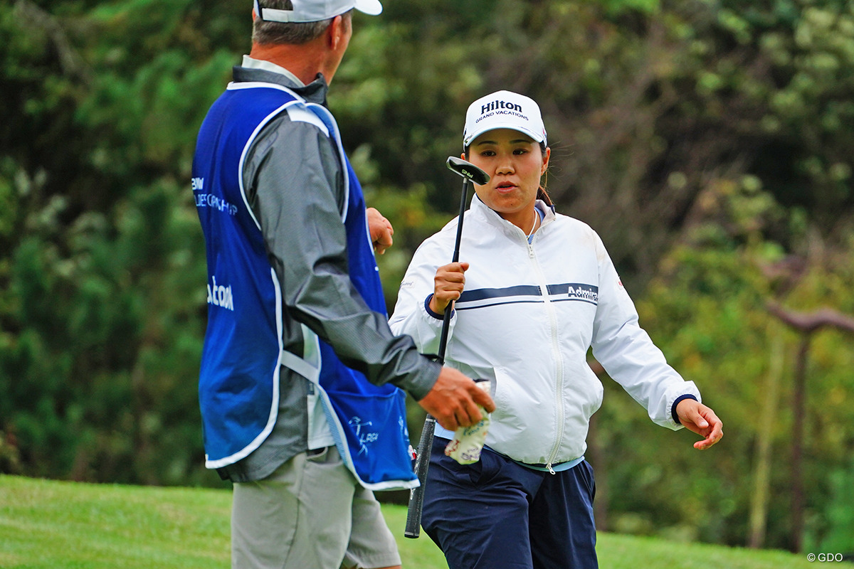 バーディにグータッチ