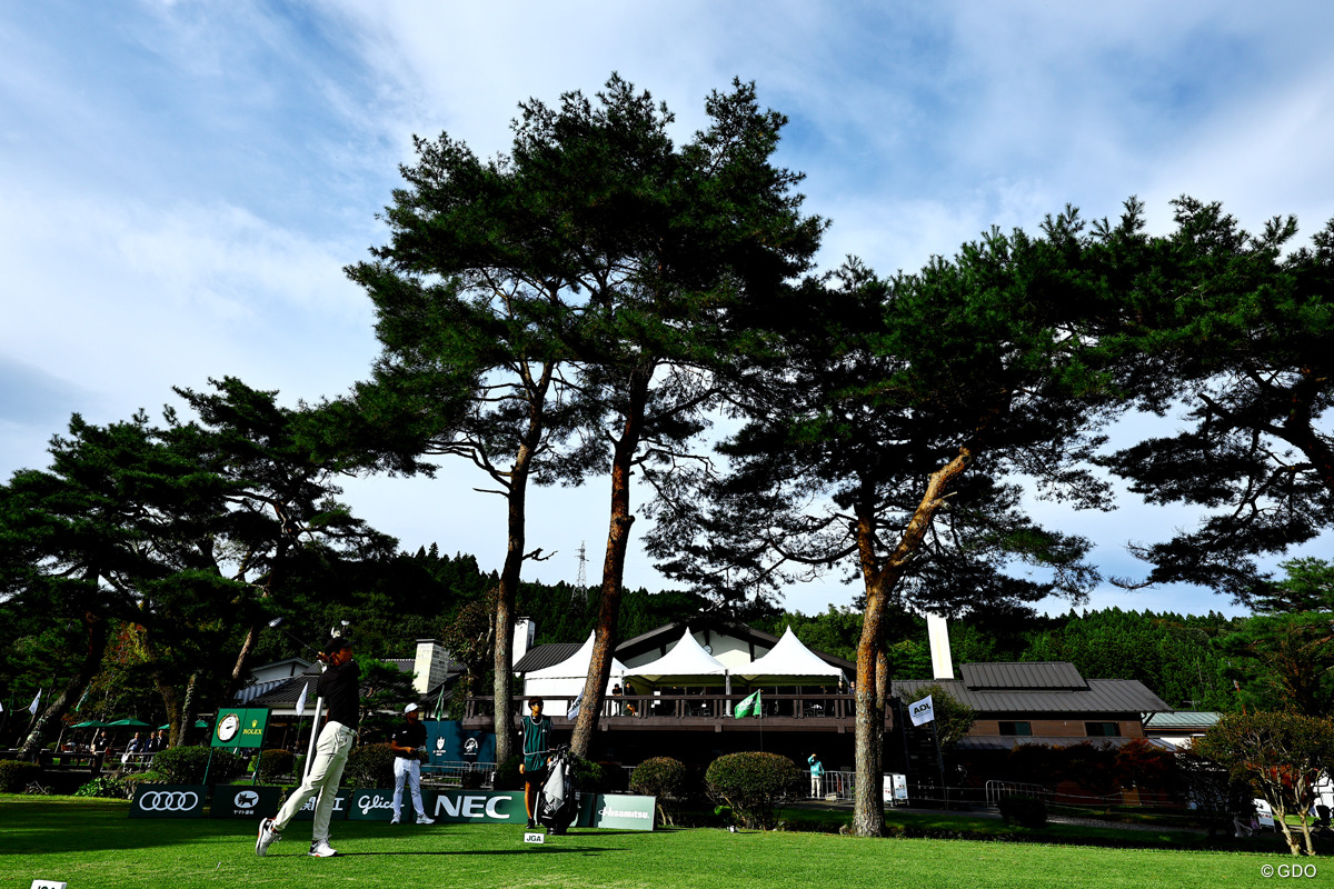 歴史あるクラブハウスを背に 2025年 日本オープンゴルフ選手権競技 3日目 金子駆大