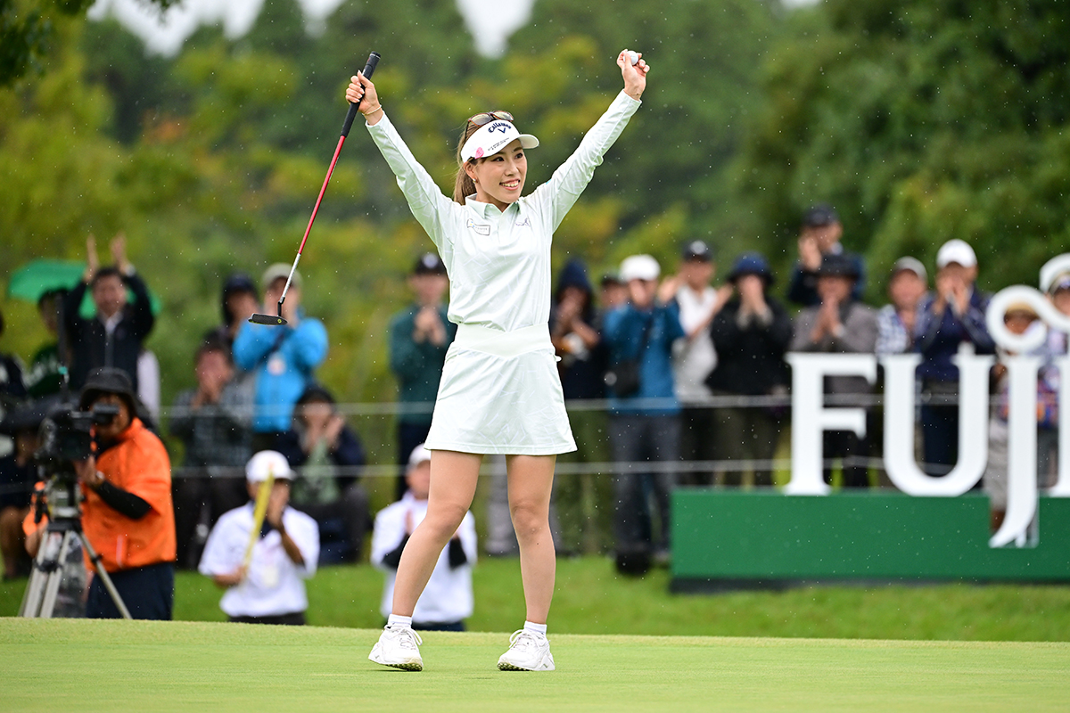 カメラマンに向けてバンザイ！ 木村彩子が3年ぶりのタイトルを手に（Atsushi Tomura/Getty Images）
