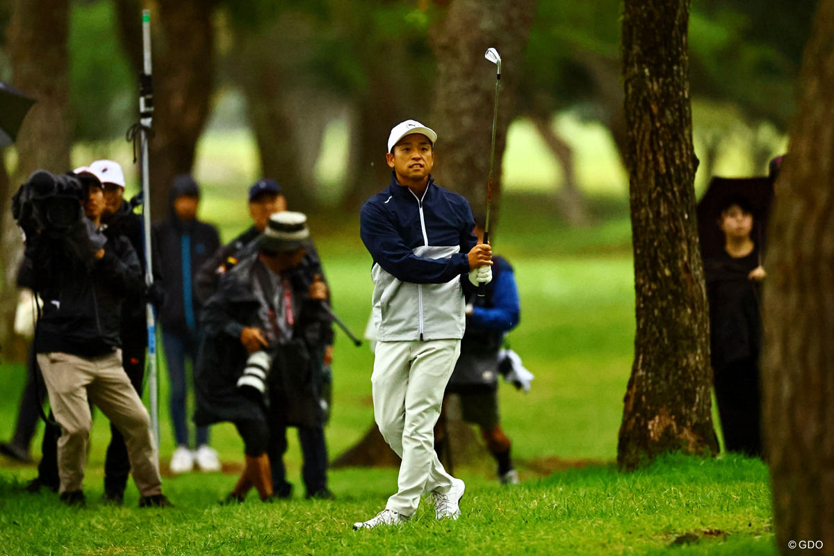 延長1ホール目の2打目。右の林に入ってレイアップした