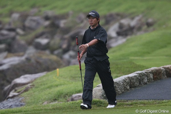 2011年 日本ゴルフツアー選手権 Citibank Cup Shishido Hills 初日 小泉洋人 長尺パターを持って堂々とグリーンへ。