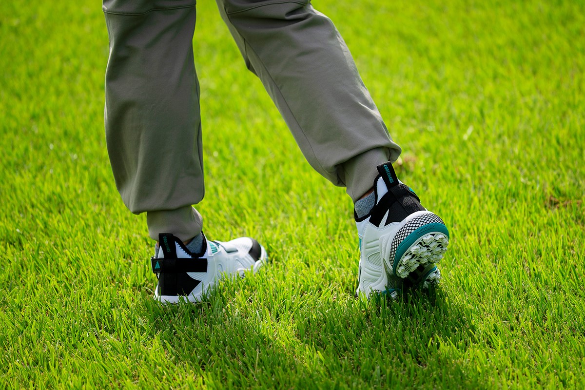 2025秋冬 新作ゴルフシューズ試し履きレポート アディダス コードカオス 25 ミッド BOA