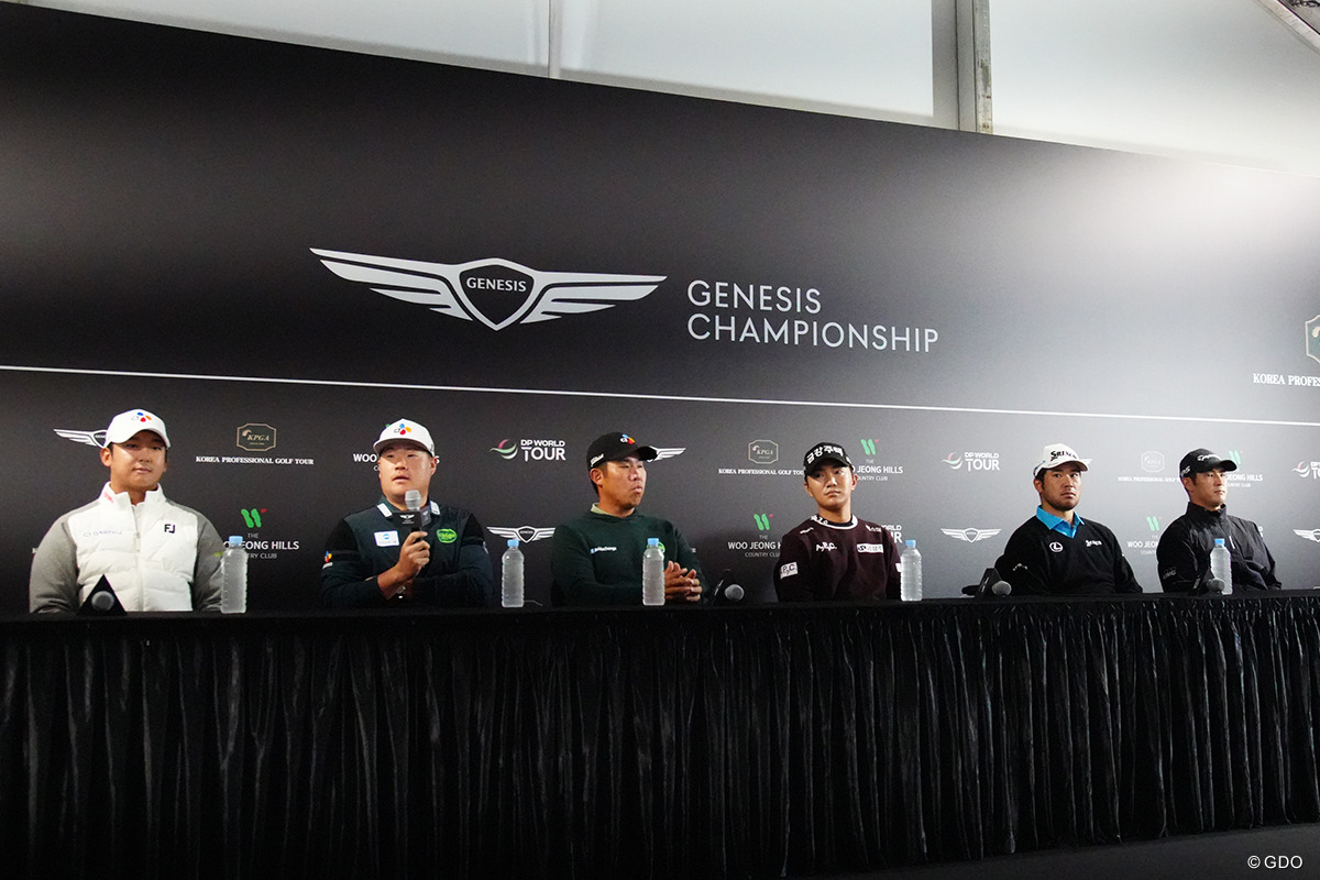 共同会見に出席した松山英樹（右から2人目）、中島啓太（右端）も