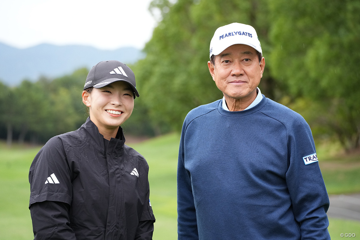 渋野日向子（左）はプロ野球・巨人軍元監督の原辰徳氏とプロアマ戦