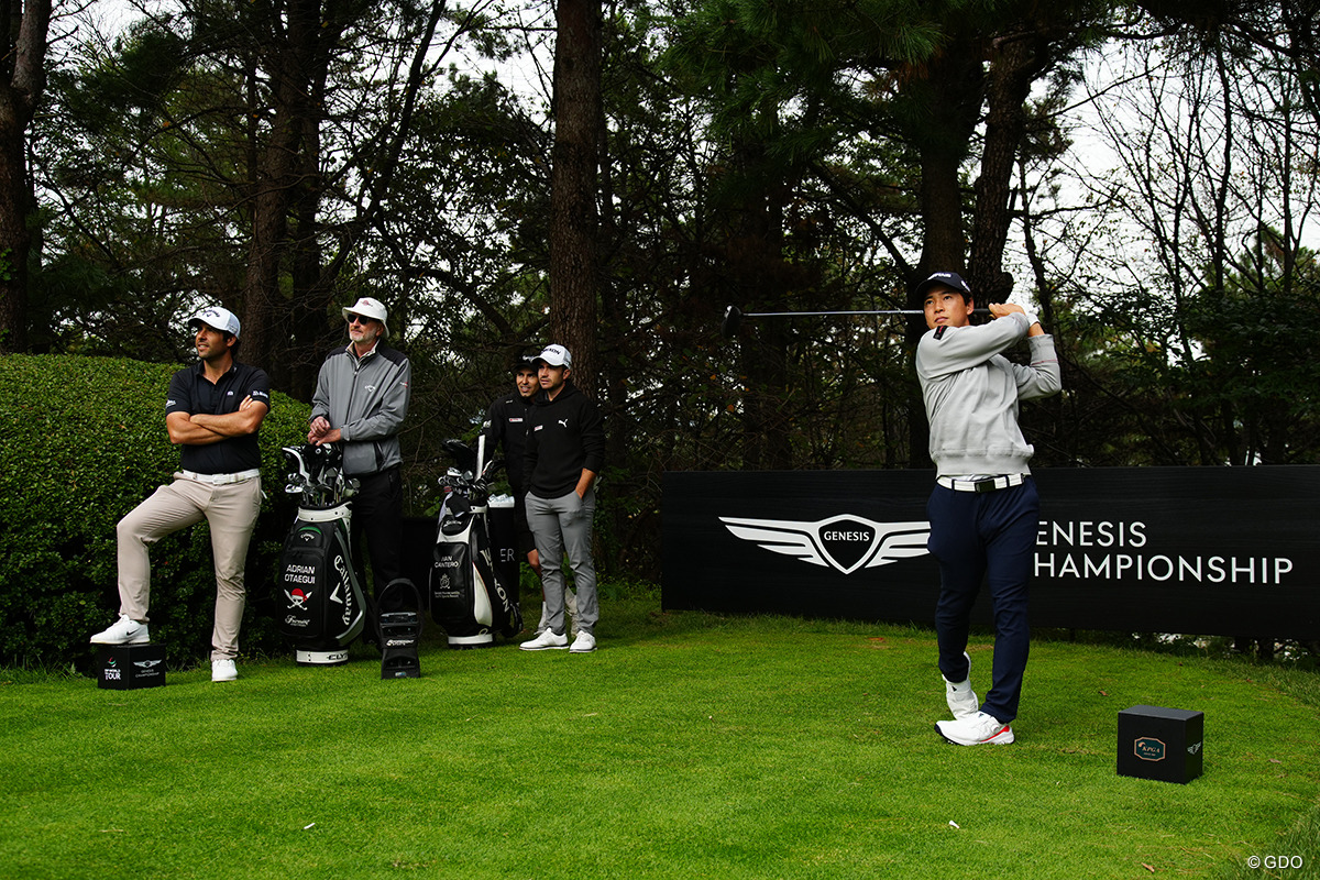 練習日に18番でティショットを放つ