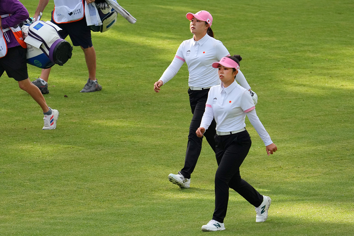 竹田麗央（左）と山下美夢有のペアは最終ホールで追いつかれた