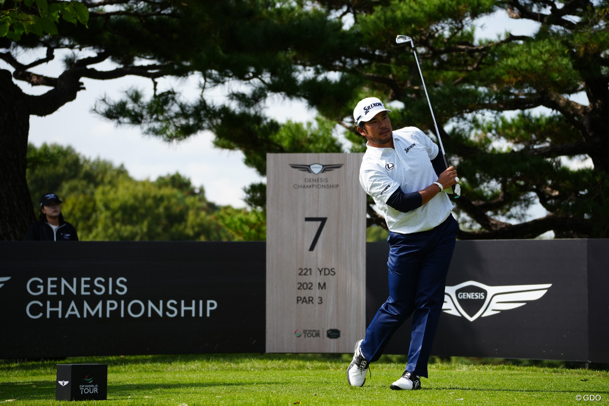 7番ティショットは風の影響かグリーンオーバー