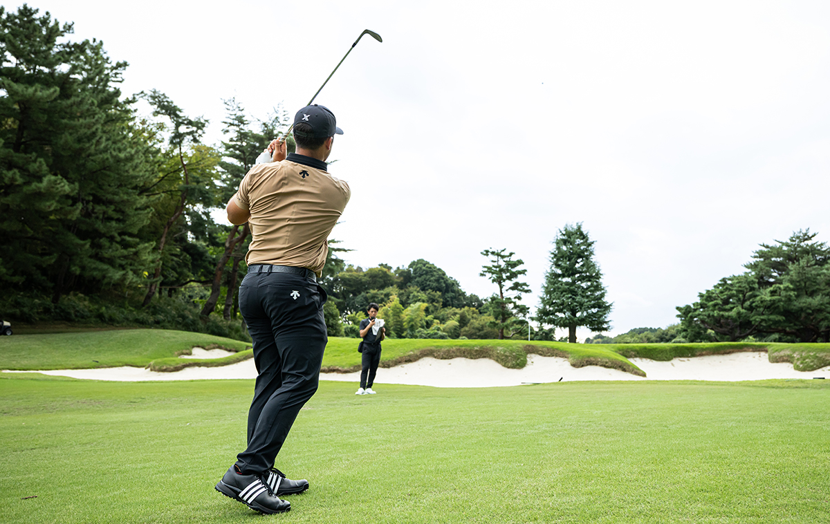 2025年 デサント特集 見事なアプローチショット