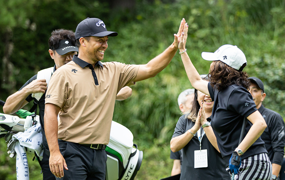 2025年 デサント特集 ナイスショットにはハイタッチ。ホスピタリティにあふれるシャウフェレの笑顔