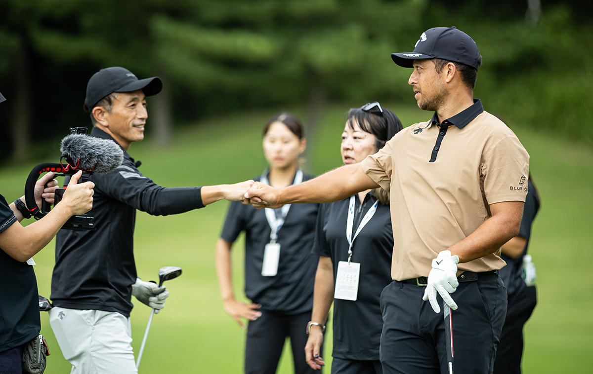 2025年 デサント特集 ナイスショットにはグータッチ