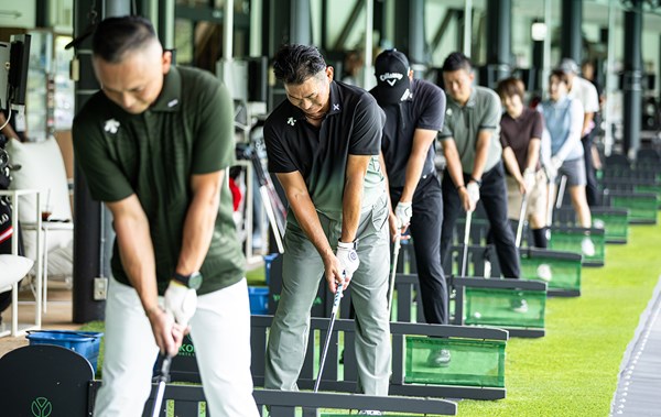 2025年 デサント特集 シャウフェレとのラウンドに備える日本の参加者はみなザンダー風 落合隆仁