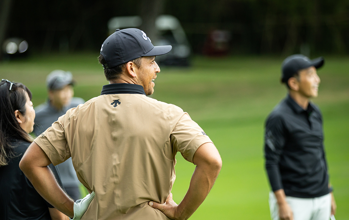 2025年 デサント特集 シャウフェレが見守る中で2打目