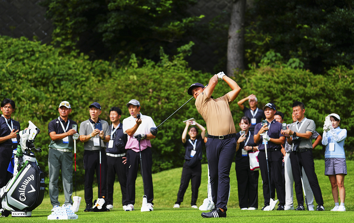 2025年 デサント特集 ザンダー・シャウフェレとラウンド開始。間近で見るティショットに感激する日本の参加者（デサント提供）