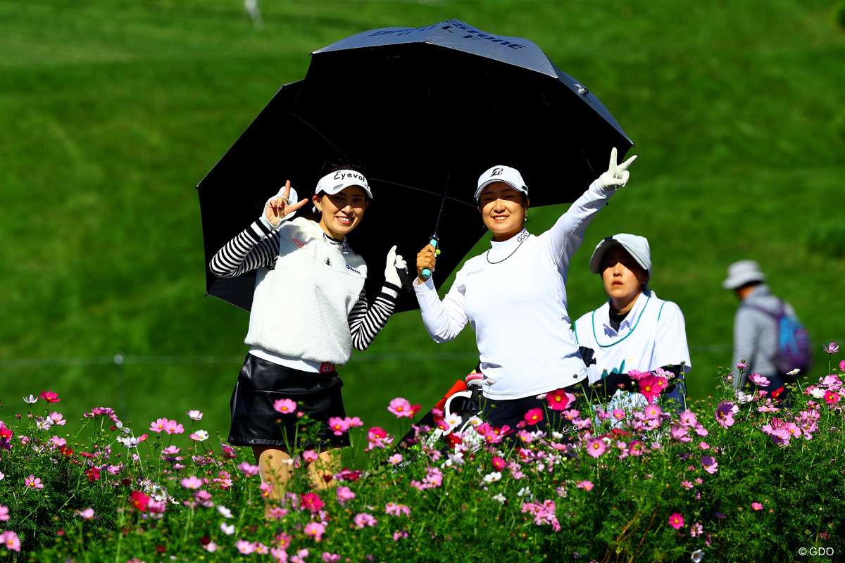 お花畑での記念撮影 2025年 NOBUTA GROUP マスターズGCレディース 初日 植手桃子 阿部未悠