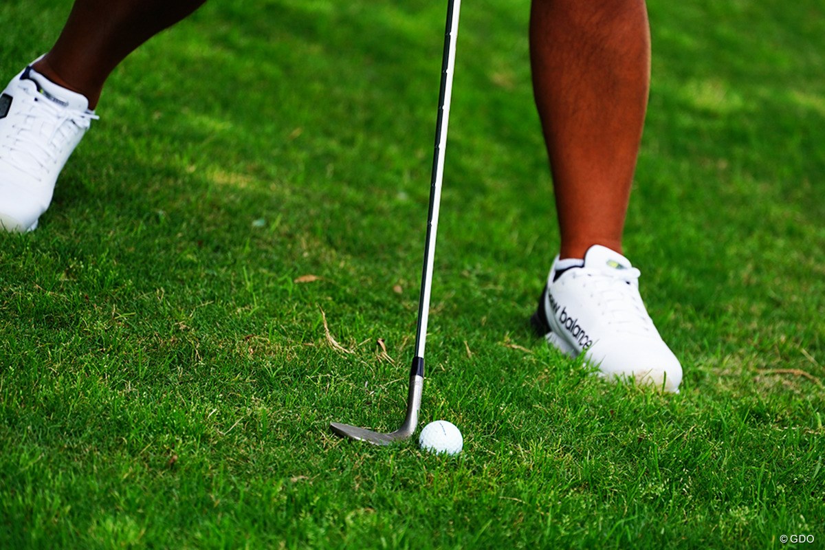 右足かかとを浮かせてカット打ち【藤田寛之アプローチのレシピ#9／左足下がりのショートサイド】