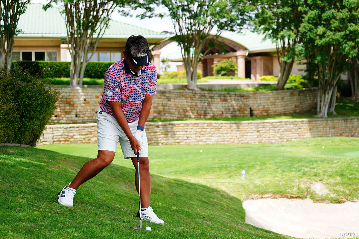 右足かかとを浮かせてカット打ち【藤田寛之アプローチのレシピ#9／左足下がりのショートサイド】