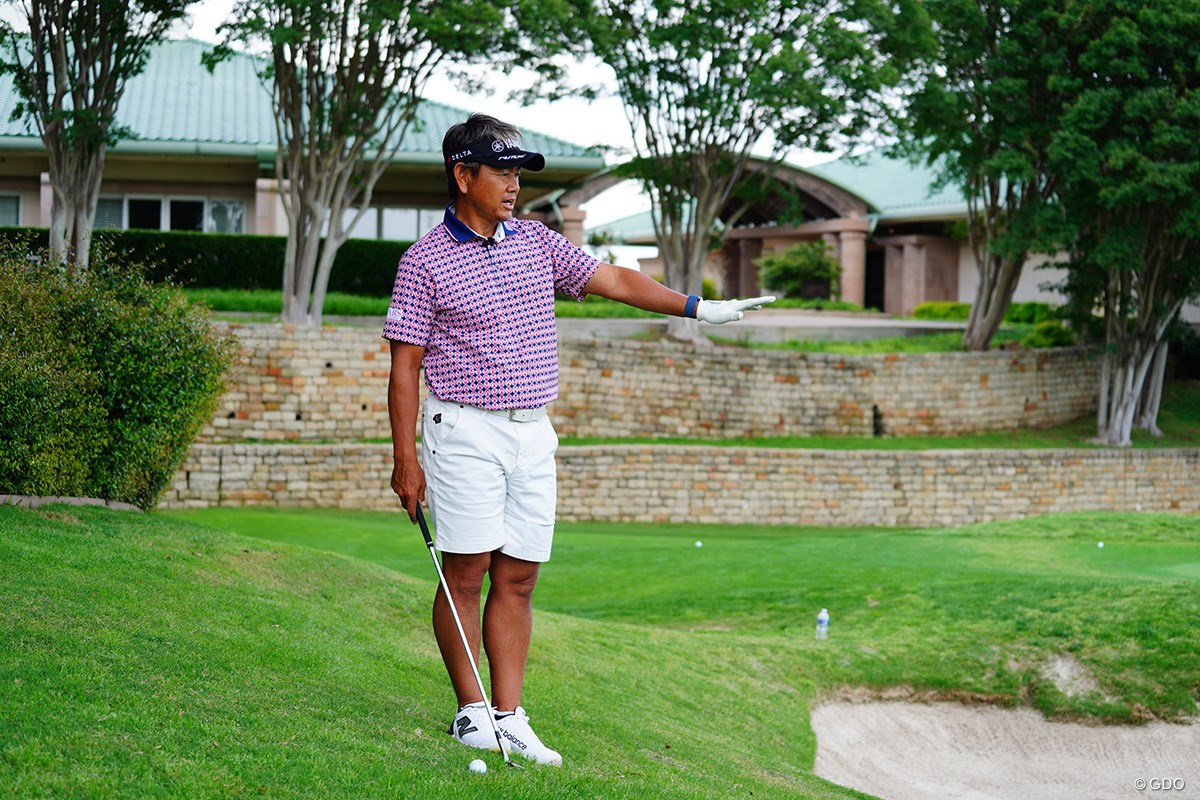 右足かかとを浮かせてカット打ち【藤田寛之アプローチのレシピ#9／左足下がりのショートサイド】