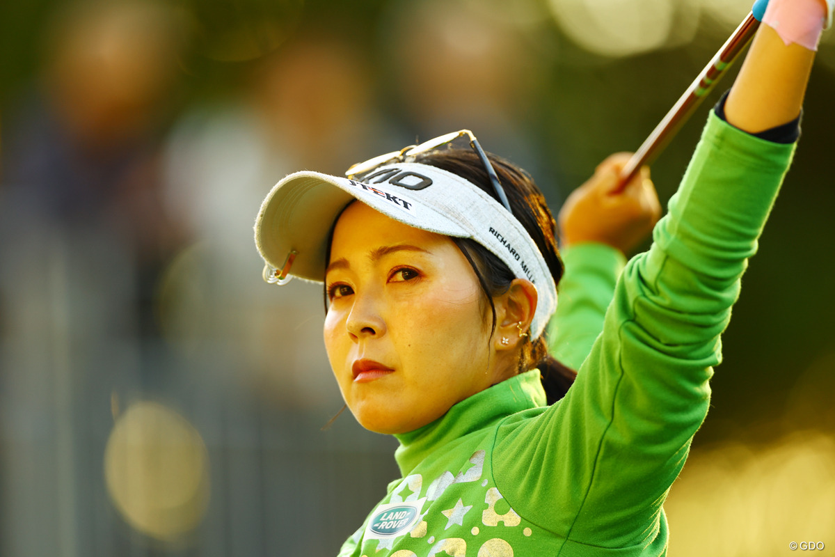 朝のストレッチ 2025年 NOBUTA GROUP マスターズGCレディース 初日 青木瀬令奈