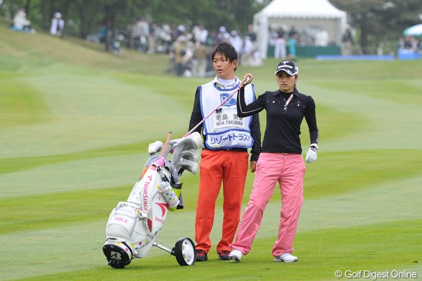 美香ちゃんのコーチでもあります。プロゴルファーです。いつもコロコロの付いたカートを使ってはります。19位T