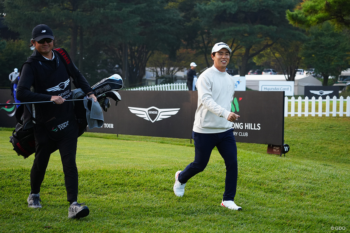 桂川有人が首位に1打差で大会を折り返した