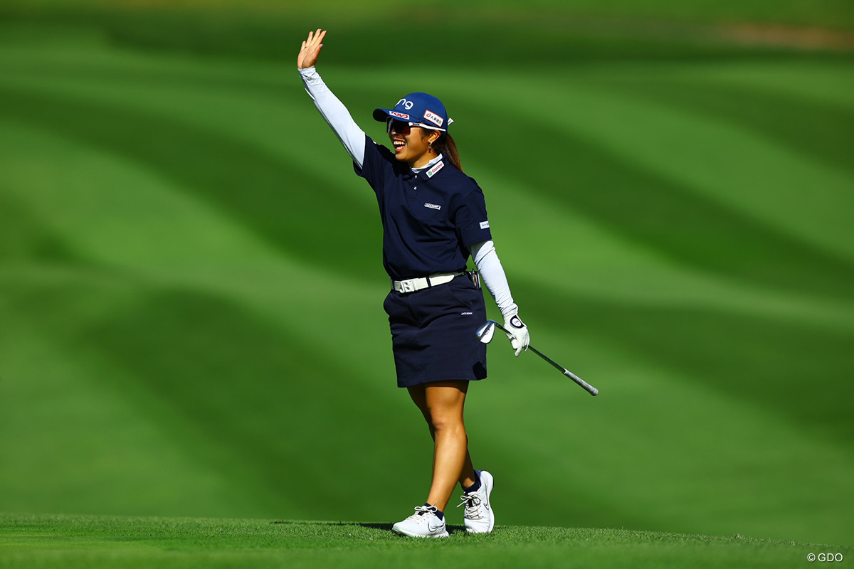 佐久間朱莉がイーグル発進から首位ターン 岩井明愛4打差2位 渋野日向子