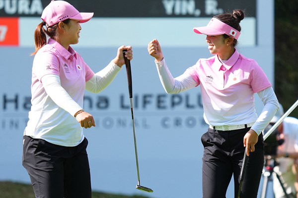 山下美夢有（右）と西郷真央ペアが白星を奪い決着。日本が準決勝進出を決めた（Yuichi Masuda/Getty Images）