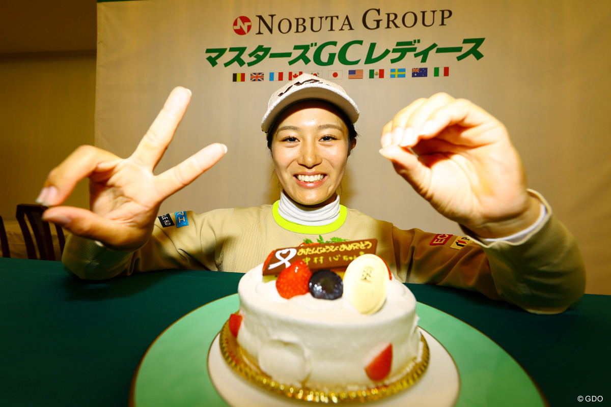 20歳の誕生日を迎えて主催者がケーキで祝福